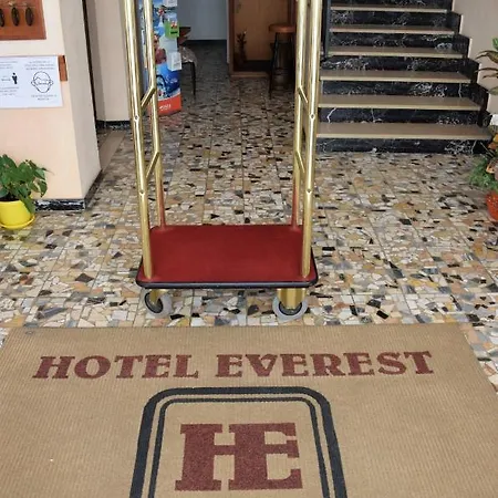 Everest 3*